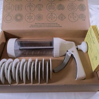 New in box Pampered Chef cookie press