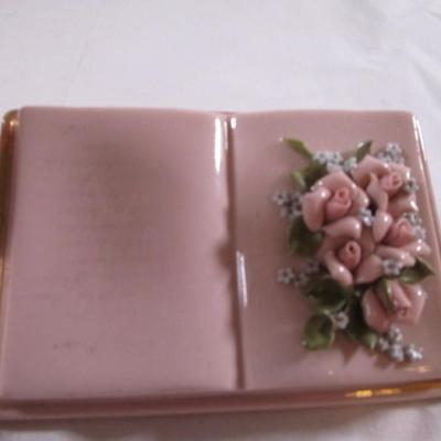 Napkin holder, 2 vintage swans, book figurine