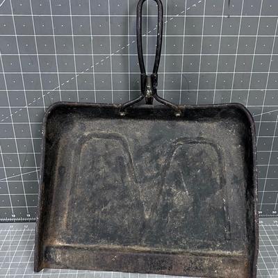 Antique Metal Dust Pan
