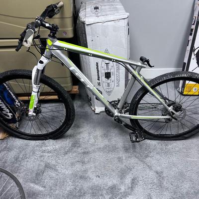 Avalanche GT Mountain Bike, Green & Silver 