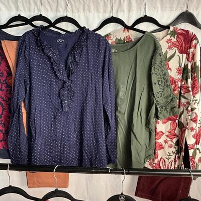 Lot F 300 Women’s Casual Clothing Lot ( Large )