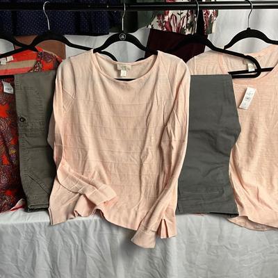 Lot F 300 Women’s Casual Clothing Lot ( Large )