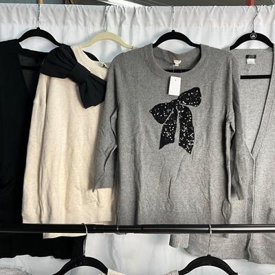 Lot F 301 Women’s Lots of Bows Sweater Lot (Large)