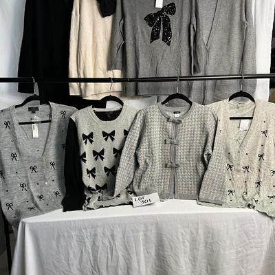 Lot F 301 Women’s Lots of Bows Sweater Lot (Large)