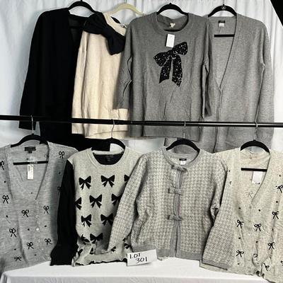 Lot F 301 Women’s Lots of Bows Sweater Lot (Large)