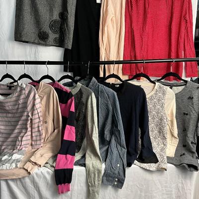 Lot F 305 Women’s Casual Clothing Lot (Large)