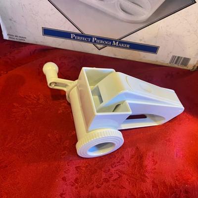 KITCHEN GADGETS, GRATER, OMELETTE PAN, KNIFE SHARPENER AND MORE!