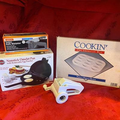 KITCHEN GADGETS, GRATER, OMELETTE PAN, KNIFE SHARPENER AND MORE!