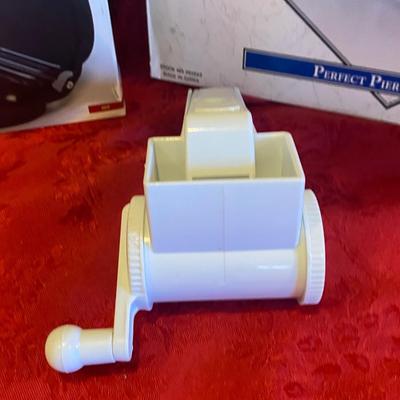 KITCHEN GADGETS, GRATER, OMELETTE PAN, KNIFE SHARPENER AND MORE!