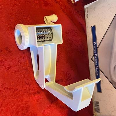 KITCHEN GADGETS, GRATER, OMELETTE PAN, KNIFE SHARPENER AND MORE!