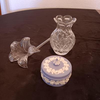 WEDGWOOD TRINKET BOX, CRYSTAL VASE AND GLASS FLOWER