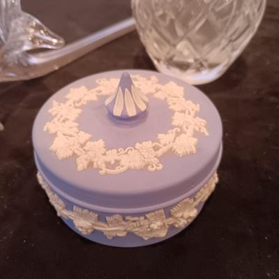 WEDGWOOD TRINKET BOX, CRYSTAL VASE AND GLASS FLOWER