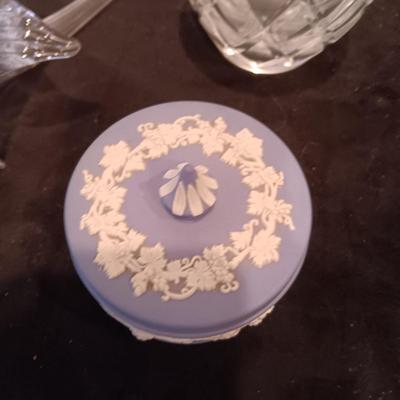 WEDGWOOD TRINKET BOX, CRYSTAL VASE AND GLASS FLOWER