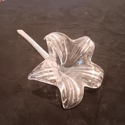 WEDGWOOD TRINKET BOX, CRYSTAL VASE AND GLASS FLOWER