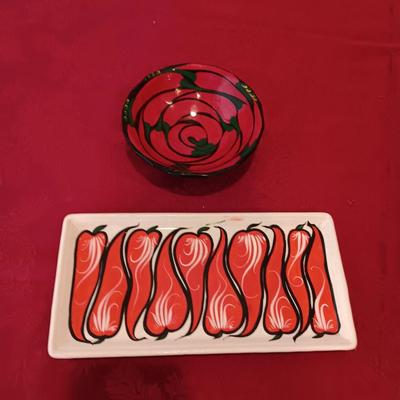 MAINLY RED PEPPER DECOR AND SERVING DISHES