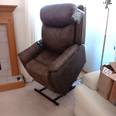 LIKE NEW W/TAGS ASHLEY SIGNATURE POWER LIFT RECLINER W/HEAT AND MASSAGE