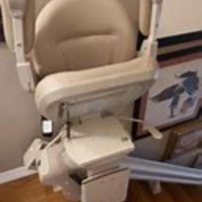 BRUNO STRAIGHT STEP ELECTRIC STAIRLIFT W/2 REMOTES