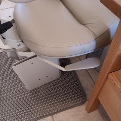 BRUNO STRAIGHT STEP ELECTRIC STAIRLIFT W/2 REMOTES