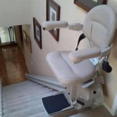 BRUNO STRAIGHT STEP ELECTRIC STAIRLIFT W/2 REMOTES