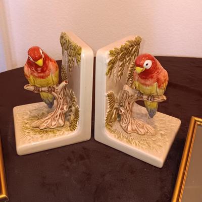 OTAGIRI PARROT BOOKENDS, 3 TAPESTRY CLOTH HUMMINGBIRD PICTURES AND A TRINKET BOX