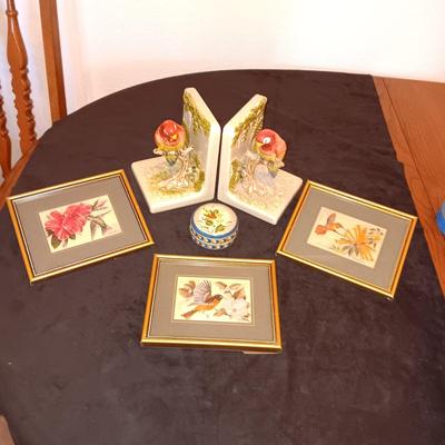 OTAGIRI PARROT BOOKENDS, 3 TAPESTRY CLOTH HUMMINGBIRD PICTURES AND A TRINKET BOX
