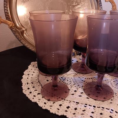 8 PURPLE STEMMED GLASSES AND SERVING DISHES