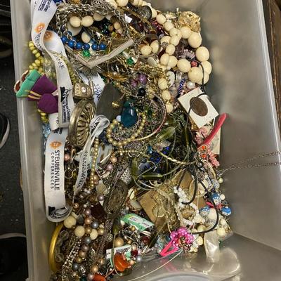 Box of assorted jewelry pieces