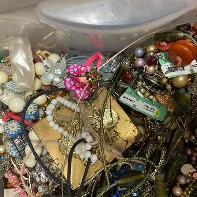 Box of assorted jewelry pieces