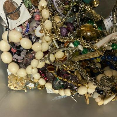 Box of assorted jewelry pieces