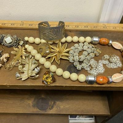 Box of assorted jewelry pieces