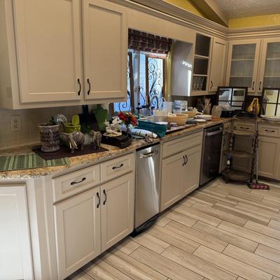 Lot 5: Kitchen Larger Selection