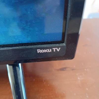 TCL ROKU 32" FLAT SCREEN TV W/REMOTE