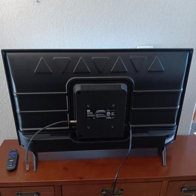 TCL ROKU 32" FLAT SCREEN TV W/REMOTE