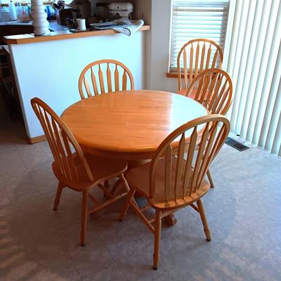 SOLID OAK PEDESTAL TABLE WITH 6 CHAIRS & 1 LEAF
