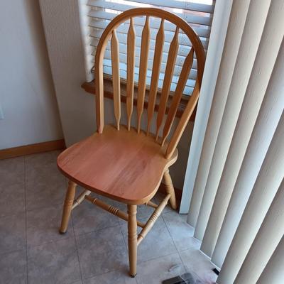 SOLID OAK PEDESTAL TABLE WITH 6 CHAIRS & 1 LEAF