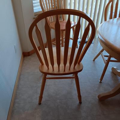 SOLID OAK PEDESTAL TABLE WITH 6 CHAIRS & 1 LEAF