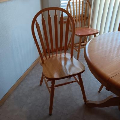 SOLID OAK PEDESTAL TABLE WITH 6 CHAIRS & 1 LEAF