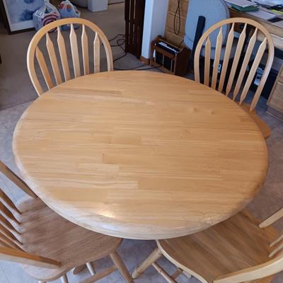 SOLID OAK PEDESTAL TABLE WITH 6 CHAIRS & 1 LEAF
