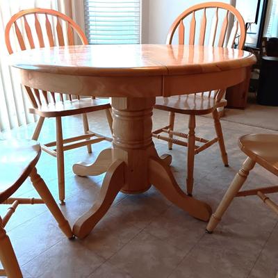 SOLID OAK PEDESTAL TABLE WITH 6 CHAIRS & 1 LEAF