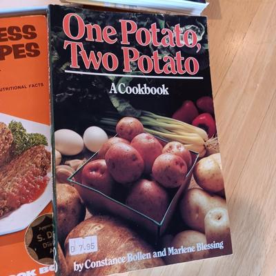 LONGABERGER BASKET W/RECIPES AND BLANK CARDS PLUS COOK BOOKS