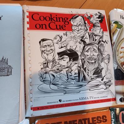 LONGABERGER BASKET W/RECIPES AND BLANK CARDS PLUS COOK BOOKS