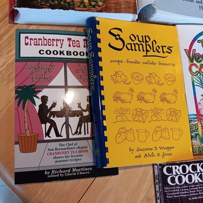 LONGABERGER BASKET W/RECIPES AND BLANK CARDS PLUS COOK BOOKS