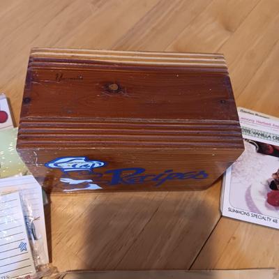 YOSEMITE WOODEN BOX FULL OF RECIPES, BLANK CARDS AND VINTAGE COOK BOOKS