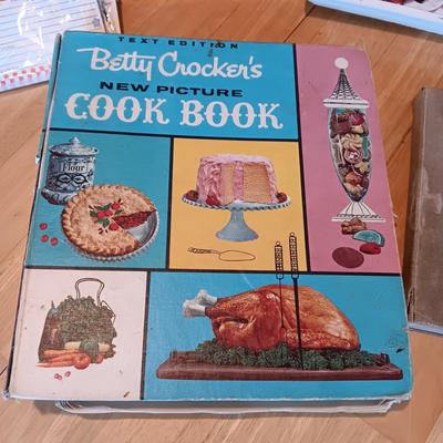 YOSEMITE WOODEN BOX FULL OF RECIPES, BLANK CARDS AND VINTAGE COOK BOOKS