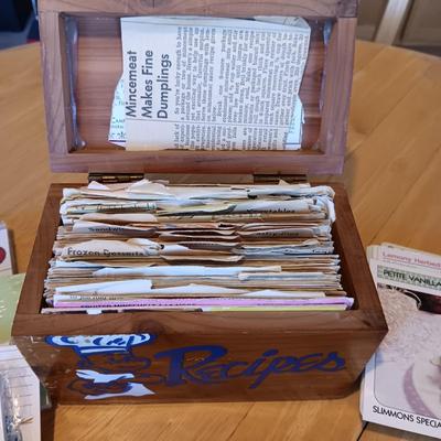 YOSEMITE WOODEN BOX FULL OF RECIPES, BLANK CARDS AND VINTAGE COOK BOOKS