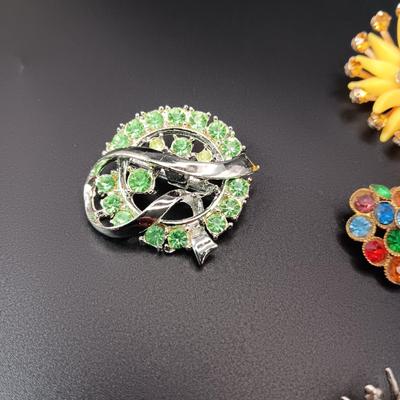 VINTAGE BROOCHES