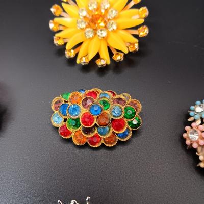 VINTAGE BROOCHES