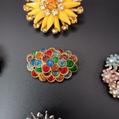 VINTAGE BROOCHES