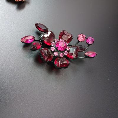 2 GORGEOUS BROOCHES