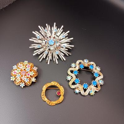 4 VINTAGE BROOCHES